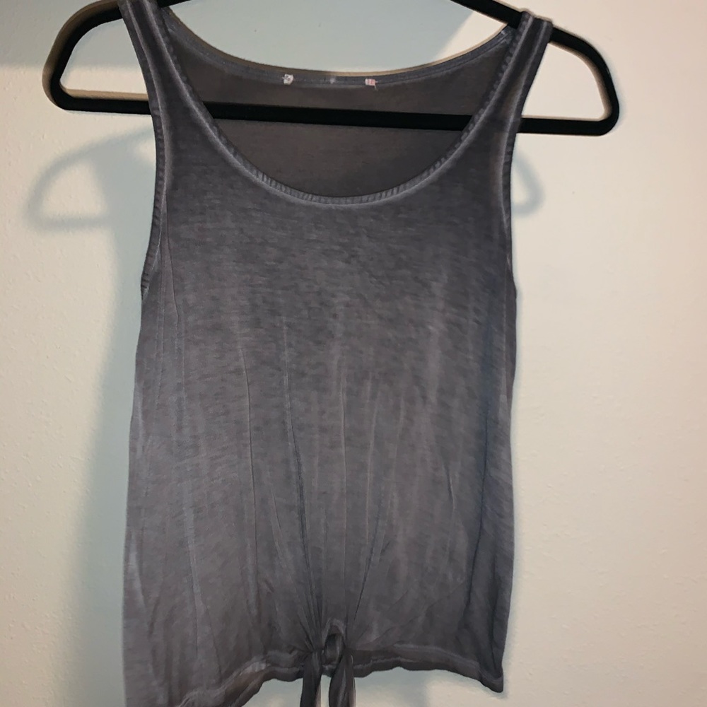 grey tank top
